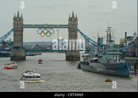 Die riesigen Olympische Ringe sind am Tower Bridge, London, UK enthüllt. Stockfoto