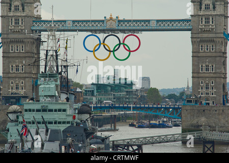 Die riesigen Olympische Ringe sind am Tower Bridge, London, UK enthüllt. Stockfoto