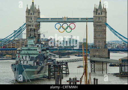 Die riesigen Olympische Ringe sind am Tower Bridge, London, UK enthüllt. Stockfoto