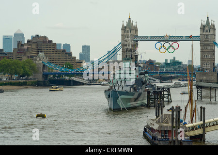 Die riesigen Olympische Ringe sind am Tower Bridge, London, UK enthüllt. Stockfoto