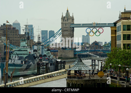 Die riesigen Olympische Ringe sind am Tower Bridge, London, UK enthüllt. Stockfoto