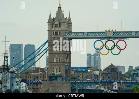 Die riesigen Olympische Ringe sind am Tower Bridge, London, UK enthüllt. Stockfoto