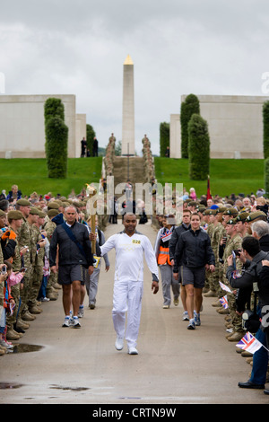 CPL Johnson Beharry VC die Olympische Fackel in The National Memorial Arboretum auf Armed Forces Day 2012 Stockfoto