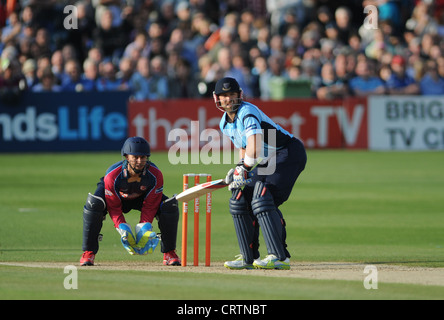 Sussex Sharks Batsman Matt Prior (blau) im Kampf gegen Kent Spitfires in ihrem T20-Spiel - 2012 Stockfoto