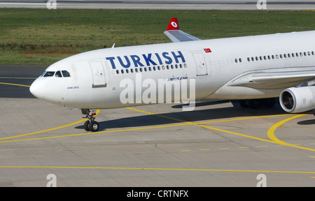 TÜRKISCHE Flugzeug am Flughafen Düsseldorf Stockfoto