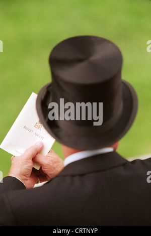 Zuschauer mit Zylinder auf dem Royal Ascot racecourse Stockfoto