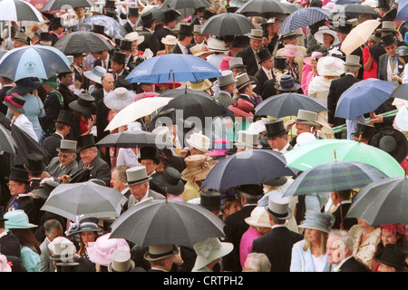 Zuschauer in einen Hut und Zylinder Regen auf der Rennbahn Royal Ascot Stockfoto