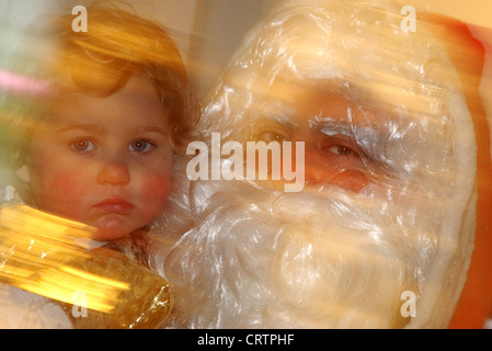 Santa Claus mit Weihnachtsengel Stockfoto