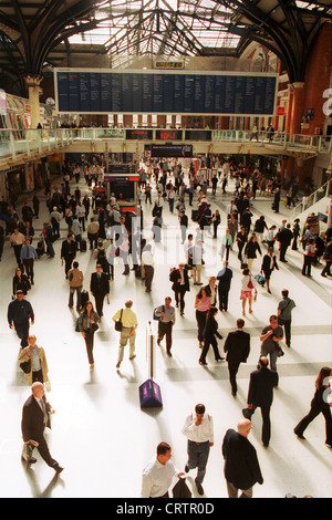 Die Ankunftshalle am Bahnhof Liverpool Street in der City of London Stockfoto