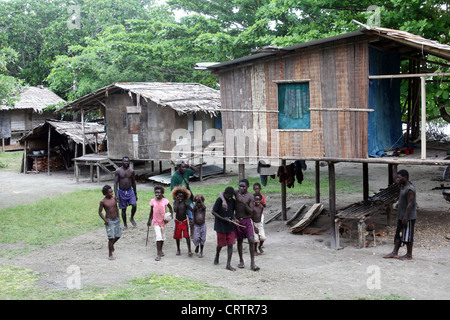 Holzhäuser auf Stelzen in einem Dorf auf der Insel Bougainville, Papua New Guinea Stockfoto