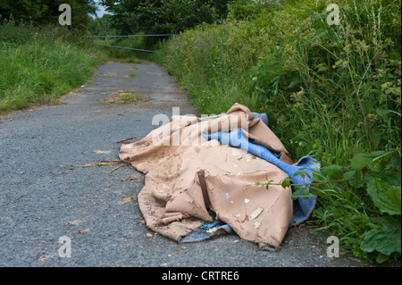 Kipp-alten Haushalt Teppich fliegen gedumpten in am Straßenrand Layby in Landschaft im ländlichen Herefordshire, England UK Stockfoto