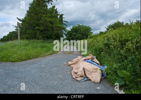 Kipp-alten Haushalt Teppich fliegen gedumpten in am Straßenrand Layby in Landschaft im ländlichen Herefordshire, England UK Stockfoto