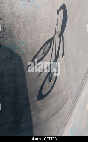 BMX-Fahrer in urban Skate Park Schüssel Stockfoto
