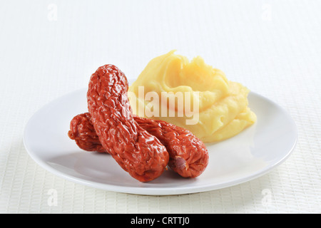 Schüssel mit gestampften Kartoffeln und Würstchen Stockfoto