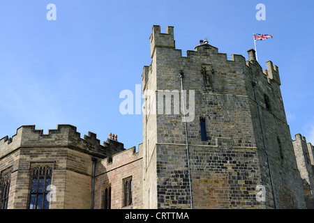 Union Jack-Flagge auf Raby Castle, County Durham, Großbritannien Stockfoto