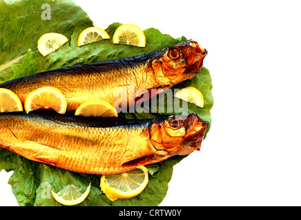 Hintergrund der Rauch getrocknet Goldfisch mit Scheiben von Zitronen auf Platte hautnah Stockfoto