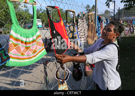 Händler bietet traditionell Bilum Netze auf einem Markt in Madang, Papua-Neu-Guinea Stockfoto