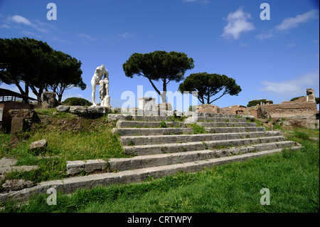 Italien, Rom, Ostia Antica, Bereich der republikanischen Tempel, Tempel des Herkules Victor und die Statue von cartilius Poplicola Stockfoto