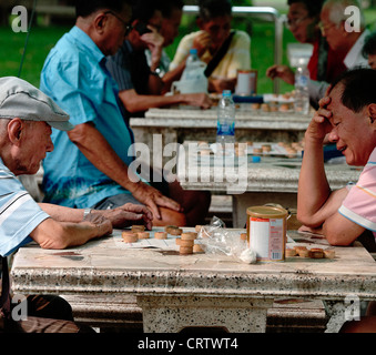 Alte Männer Spieler Checkers (aka Dame) in Bangkok Lumpini Park Stockfoto