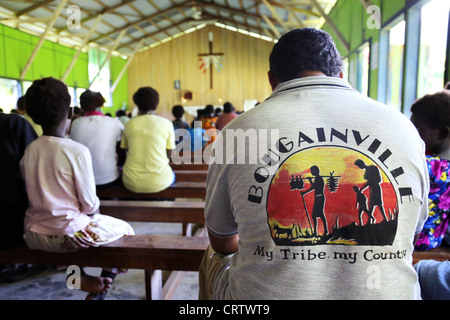 Papua Neu Guinea, Insel Bougainville. Sonntagsmesse servive in einer katholischen Kirche. Stockfoto