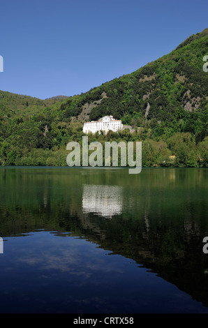 Italien, Basilicata, Geier, Laghi di Monticchio, Riserva regionale Lago Piccolo di Monticchio Regionalreservat, See und benediktinerabtei San Michele Stockfoto