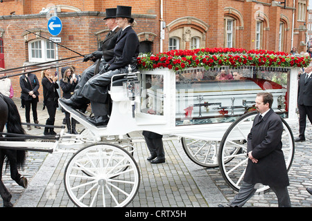 Sarg der Bee Gee Sänger Robin Gibb ist durch Thame vor St. Marys Church für eine private Beerdigung genommen eingenommen. Stockfoto