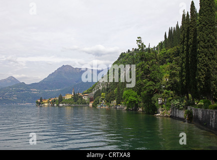 Mit Blick auf die Gärten der Villa Cipressi aus den Gärten der Villa Monastero Varenna und Vezio Schloss über den Comer See gesehen Stockfoto