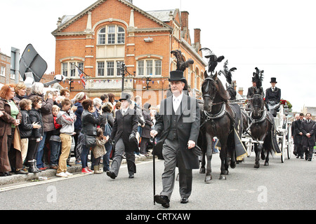 Sarg der Bee Gee Sänger Robin Gibb ist durch Thame vor St. Marys Church für eine private Beerdigung genommen eingenommen. Stockfoto