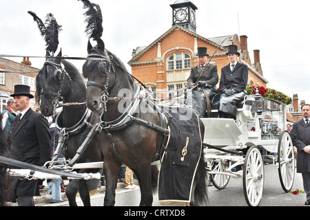 Sarg der Bee Gee Sänger Robin Gibb ist durch Thame vor St. Marys Church für eine private Beerdigung genommen eingenommen. Stockfoto