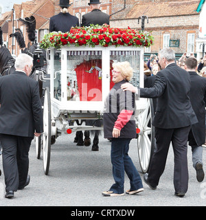 Sarg der Bee Gee Sänger Robin Gibb ist durch Thame vor St. Marys Church für eine private Beerdigung genommen eingenommen. Stockfoto