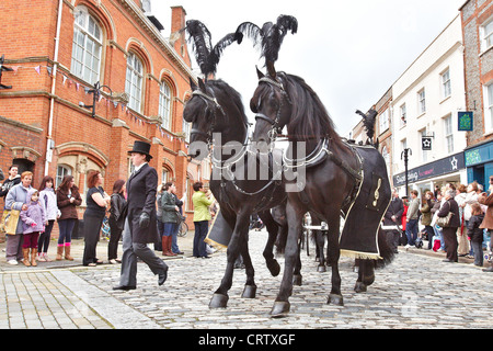 Sarg der Bee Gee Sänger Robin Gibb ist durch Thame vor St. Marys Church für eine private Beerdigung genommen eingenommen. Stockfoto