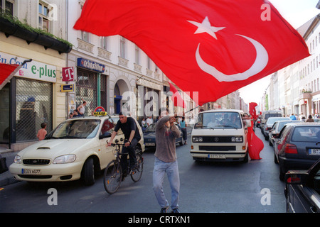 Versäumte Türken feiern das WM-Halbfinale 2002, Berlin Stockfoto