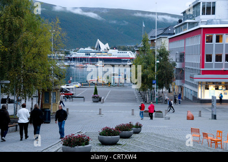 Zentrum der Stadt von Tromsø, der berühmten Küste Express, Hurtigruten, im Hintergrund vorbei. Stockfoto