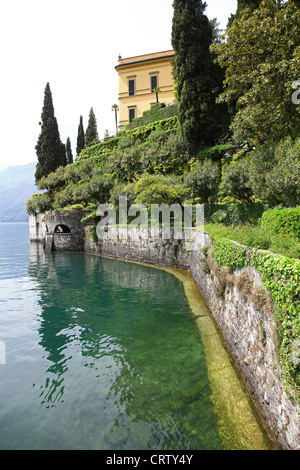 Mit Blick auf die Gärten der Villa Cipressi aus den Gärten der Villa Monastero Varenna-Comer See-Italien Stockfoto