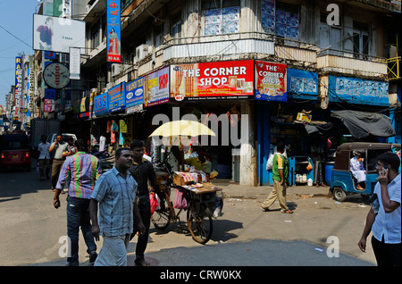 Belebten Straße und Ecke Shop in Pettah Marktgebiet von Colombo, Sri Lanka, Asien Stockfoto