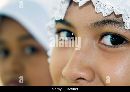 Mädchen am Hikmah Moschee, Tanjung Pinang, Bintan, Indonesien Stockfoto