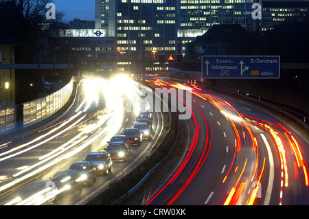 Blick auf die Stadt Essen in der Abenddämmerung, Rush Hour auf der A40 Stockfoto