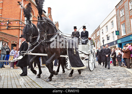 Sarg der Bee Gee Sänger Robin Gibb ist durch Thame vor St. Marys Church für eine private Beerdigung genommen eingenommen. Stockfoto