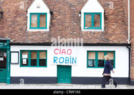 Ein Geschäft in Thame zeigt ein Schild "Ciao Robin" in einem Fenster wie der Trauerzug für die Bee Gees-Sänger Robin Gibb vergeht Stockfoto