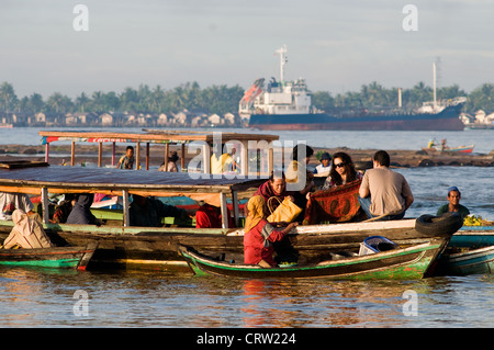 Pasar Terapung schwimmenden Markt, Kuiin und Flüsse Barito, Banjarmasin, Kalimantan, Indonesien Stockfoto