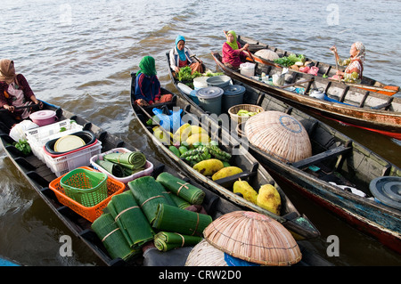 Pasar Terapung schwimmenden Markt, Kuiin und Flüsse Barito, Banjarmasin, Kalimantan, Indonesien Stockfoto