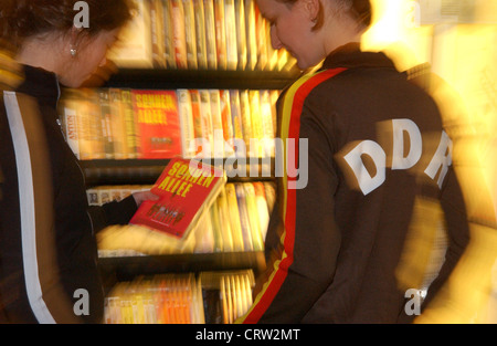 Junge Frauen in die Nostalgie ansehen, in einem Geschäft mit DDR-Artikel Stockfoto