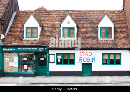 Ein Geschäft in Thame zeigt ein Schild "Ciao Robin" in einem Fenster wie der Trauerzug für die Bee Gees-Sänger Robin Gibb vergeht Stockfoto