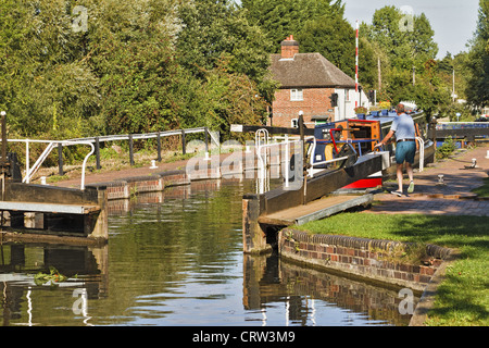 UK-Berkshire, die Öffnung der Schleuse Stockfoto