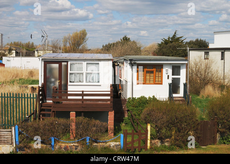 Alten Eisenbahnwaggons in Häuser am Strand in Bognor Regis gemacht. West Sussex. England. Stockfoto