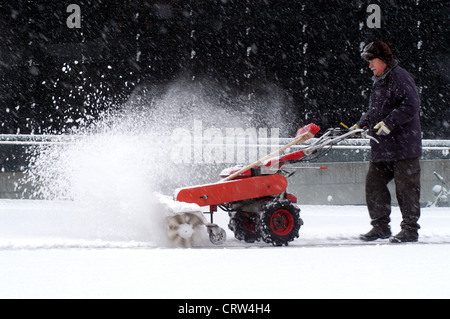 Mann gesteht mit Schneemaschine, Berlin Stockfoto