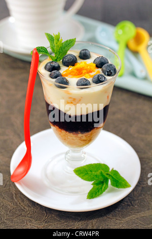 Becher mit Joghurt, Orange und Heidelbeeren. Rezept erhältlich Stockfoto