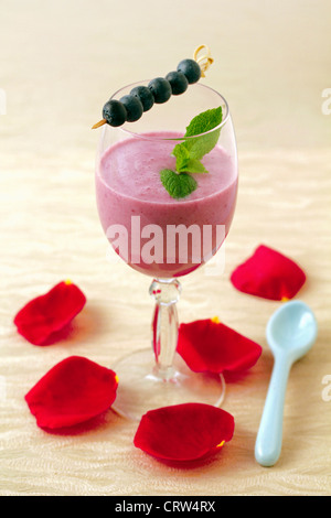 Heidelbeeren und Rosen Milchshake. Rezept erhältlich Stockfoto