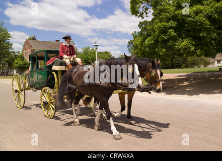 Touristen genießen eine gemütlichen Pferdekutsche Fahrt durch die breiten Straßen der historischen aus dem 18. Jahrhundert Colonial Williamsburg in Virginia, USA. Stockfoto