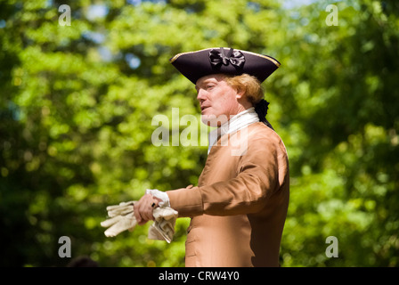 Ein historischen Dolmetscher spielen die Rolle des Thomas Jefferson im 18. Jahrhundert Kleidung richtet sich Besucher am Colonial Williamsburg in Virginia, USA. Stockfoto